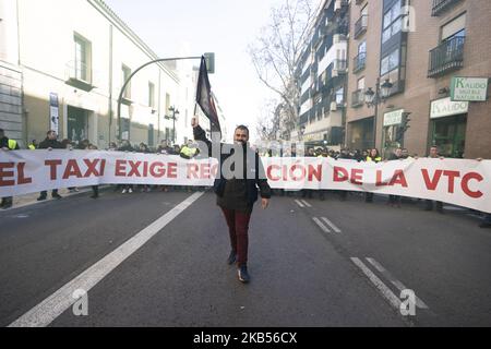 Rentner und Taxifahrer protestieren gegen die Kürzungen der Renten, während sie von Atocha auf den Platz Puerta del Sol in Madrid, Spanien, marschieren, 02. März 2019 (Foto: Oscar Gonzalez/NurPhoto) Stockfoto