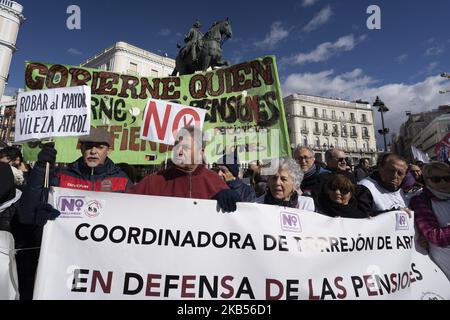 Rentner und Taxifahrer protestieren gegen die Kürzungen der Renten, während sie von Atocha auf den Platz Puerta del Sol in Madrid, Spanien, marschieren, 02. März 2019 (Foto: Oscar Gonzalez/NurPhoto) Stockfoto