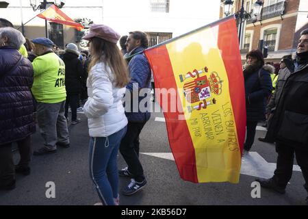 Rentner und Taxifahrer protestieren gegen die Kürzungen der Renten, während sie von Atocha auf den Platz Puerta del Sol in Madrid, Spanien, marschieren, 02. März 2019 (Foto: Oscar Gonzalez/NurPhoto) Stockfoto