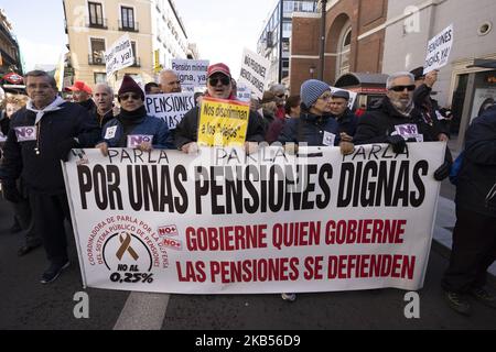 Rentner und Taxifahrer protestieren gegen die Kürzungen der Renten, während sie von Atocha auf den Platz Puerta del Sol in Madrid, Spanien, marschieren, 02. März 2019 (Foto: Oscar Gonzalez/NurPhoto) Stockfoto