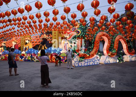 Am 2. Februar 2019, am Xian Lai Thien Kong-Schrein in der Provinz Samut Prakan, am Stadtrand von Bangkok, Thailand, macht die Bevölkerung ein Foto, das mit chinesischen Lampen geschmückt ist, um den Beginn der chinesischen Neujahrsfeier zu markieren. (Foto von Anusak Laowias/NurPhoto) Stockfoto