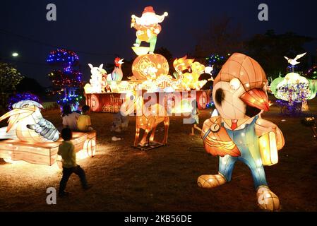 Am 2. Februar 2019, am Xian Lai Thien Kong-Schrein in der Provinz Samut Prakan, am Stadtrand von Bangkok, Thailand, macht die Bevölkerung ein Foto, das mit chinesischen Lampen geschmückt ist, um den Beginn der chinesischen Neujahrsfeier zu markieren. (Foto von Anusak Laowias/NurPhoto) Stockfoto