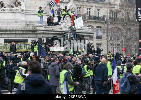 Demonstranten mit Gelbwesten versammeln sich am 2. Februar 2019 vor dem Denkmal auf dem Place de la Republique in Paris, Frankreich; Während eines Protestes gegen Polizeigewalt gegen die Teilnehmer der Demonstrationen der letzten drei Monate in Frankreich, als Gelbwesten-Demonstranten (Gilets Jaunes) am 12.. In Folge auf die Straße gehen. Die Bewegung „Gelbe Weste“ (Gilets Jaunes) in Frankreich begann ursprünglich als Protest gegen geplante Treibstoffanhebungen, hat sich aber in einen Massenprotest gegen die Politik des Präsidenten und den Regierungsstil von oben nach unten verwandelt. (Foto von Michel Stoupak/NurPhoto) Stockfoto