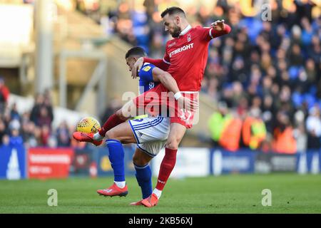 Alexander Milosevic (17) von Nottingham Forest kämpft mit dem Birmingham City-Stürmer Che Adams (9) während des Sky Bet Championship-Spiels zwischen Birmingham City und Nottingham Forest in St. Andrews in Birmingham, Großbritannien, am Samstag, den 2. Februar 2019. (Foto von MI News/NurPhoto) Stockfoto