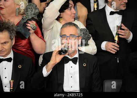 Der spanische Regisseur Javier Fesser (C) posiert mit einem Familienbild von Goyas Gewinnern 2019 während der Goya Cinema Awards 2019 am 2.. Februar 2019 im FIBES Konferenz- und Ausstellungszentrum in Sevilla. (Foto von Juan Carlos Lucas/NurPhoto) Stockfoto