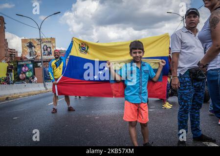 Ein Kind mit venezolanischer Flagge ist am 2. Februar 2019 in Caracas, Venezuela, zu sehen. Venezuelas selbsternannter Präsident, der von über 20 Ländern akzeptiert wurde, Juan Guaido, rief die Venezolaner auf die Straße, um den Rücktritt von Nicols Maduro zu fordern. (Foto von Douglas Hook/NurPhoto) Stockfoto