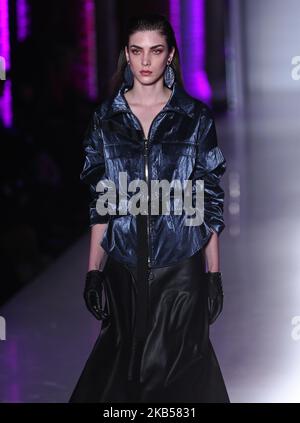 Model trägt bei der Kollektion Runwayas Creation von Mayte von Lola Casademunt während der Barcelona Fashion Week 080, am 04.. Februar 2019, in Barcelona, Spanien. -- (Foto von Urbanandsport/NurPhoto) Stockfoto