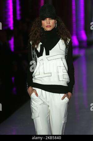 Model trägt bei der Kollektion Runwayas Creation von Mayte von Lola Casademunt während der Barcelona Fashion Week 080, am 04.. Februar 2019, in Barcelona, Spanien. -- (Foto von Urbanandsport/NurPhoto) Stockfoto