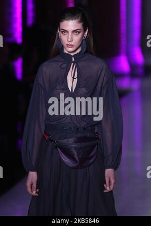 Model trägt bei der Kollektion Runwayas Creation von Mayte von Lola Casademunt während der Barcelona Fashion Week 080, am 04.. Februar 2019, in Barcelona, Spanien. -- (Foto von Urbanandsport/NurPhoto) Stockfoto