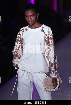 Model trägt bei der Kollektion Runwayas Creation von Mayte von Lola Casademunt während der Barcelona Fashion Week 080, am 04.. Februar 2019, in Barcelona, Spanien. -- (Foto von Urbanandsport/NurPhoto) Stockfoto