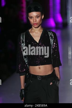 Model trägt bei der Kollektion Runwayas Creation von Mayte von Lola Casademunt während der Barcelona Fashion Week 080, am 04.. Februar 2019, in Barcelona, Spanien. -- (Foto von Urbanandsport/NurPhoto) Stockfoto