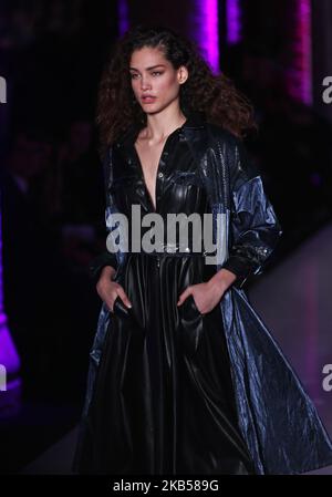 Model trägt bei der Kollektion Runwayas Creation von Mayte von Lola Casademunt während der Barcelona Fashion Week 080, am 04.. Februar 2019, in Barcelona, Spanien. -- (Foto von Urbanandsport/NurPhoto) Stockfoto