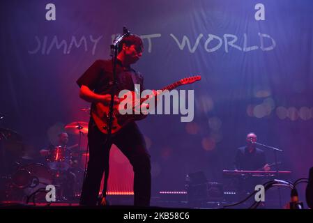 Die amerikanische Rockband Jimmy Eat World spielt am 3. Februar 2019 auf der Bühne im Alexandra Palace, London. Die Band besteht aus Sänger und Leadgitarrist Jim Adkins, Rhythmusgitarrist und Sänger Tom Linton, Bassist Rick Burch und Schlagzeuger Zach Lind. (Foto von Alberto Pezzali/NurPhoto) Stockfoto