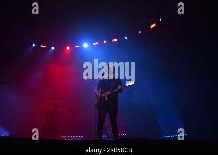 Die amerikanische Rockband Jimmy Eat World spielt am 3. Februar 2019 auf der Bühne im Alexandra Palace, London. Die Band besteht aus Sänger und Leadgitarrist Jim Adkins, Rhythmusgitarrist und Sänger Tom Linton, Bassist Rick Burch und Schlagzeuger Zach Lind. (Foto von Alberto Pezzali/NurPhoto) Stockfoto