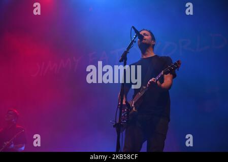 Die amerikanische Rockband Jimmy Eat World spielt am 3. Februar 2019 auf der Bühne im Alexandra Palace, London. Die Band besteht aus Sänger und Leadgitarrist Jim Adkins, Rhythmusgitarrist und Sänger Tom Linton, Bassist Rick Burch und Schlagzeuger Zach Lind. (Foto von Alberto Pezzali/NurPhoto) Stockfoto