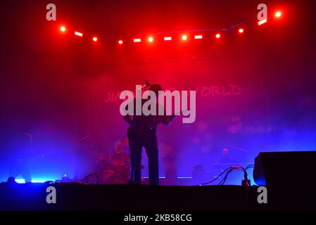 Die amerikanische Rockband Jimmy Eat World spielt am 3. Februar 2019 auf der Bühne im Alexandra Palace, London. Die Band besteht aus Sänger und Leadgitarrist Jim Adkins, Rhythmusgitarrist und Sänger Tom Linton, Bassist Rick Burch und Schlagzeuger Zach Lind. (Foto von Alberto Pezzali/NurPhoto) Stockfoto