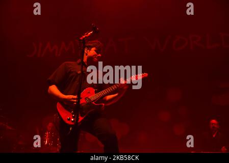 Jim Adkins von der amerikanischen Rockband Jimmy Eat World tritt am 3. Februar 2019 auf der Bühne im Alexandra Palace, London, auf. Die Band besteht aus Sänger und Leadgitarrist Jim Adkins, Rhythmusgitarrist und Sänger Tom Linton, Bassist Rick Burch und Schlagzeuger Zach Lind. (Foto von Alberto Pezzali/NurPhoto) Stockfoto