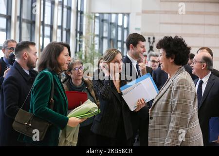 Agnes Buzyn (L), die französische Ministerin für Solidarität und Gesundheit, Frederique Vidal (R), Die dem Wirtschafts- und Finanzministerium beigeordnete französische Juniorministerin Agnes Pannier-Runacher (C) nimmt an der Unterzeichnung eines Vertrags für den Sektor « Gesundheitsindustrien und Technologien » mit Vertretern verschiedener multinationaler Biotechnologie- und Pharmaunternehmen im Ministerium für Wirtschaft, Finanzen und Industrie (Ministere de l'Economie, Des Finances et de l'Industrie) am 4. Februar 2018 in Paris. (Foto von Michel Stoupak/NurPhoto) Stockfoto