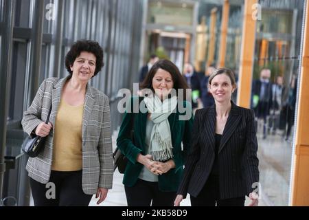 Agnes Buzyn (C), die französische Ministerin für Solidarität und Gesundheit, Frederique Vidal (L), Die dem Wirtschafts- und Finanzministerium beigeordnete französische Juniorministerin Agnes Pannier-Runacher (R) nimmt an der Unterzeichnung eines Vertrags für den Sektor « Gesundheitsindustrien und Technologien » mit Vertretern verschiedener multinationaler Biotechnologie- und Pharmaunternehmen im Ministerium für Wirtschaft, Finanzen und Industrie (Ministere de l'Economie, Des Finances et de l'Industrie) am 4. Februar 2018 in Paris. (Foto von Michel Stoupak/NurPhoto) Stockfoto