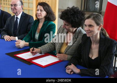 Agnes Buzyn, die französische Ministerin für Solidarität und Gesundheit, Frederique Vidal, die französische Ministerin für Hochschulen, Forschung und Innovation, Agnes Pannier-Runacher, die französische Ministerin für Wirtschaft und Finanzen und die Vorstandsvorsitzende des multinationalen Biotechnologieunternehmens bioMerieux, Jean-Luc Belingard beteiligt sich an der Unterzeichnung eines Vertrags für den Sektor « Gesundheitsindustrien und -Technologien » mit Vertretern verschiedener multinationaler Biotechnologie- und Pharmaunternehmen im Ministerium für Wirtschaft, Finanzen und Industrie (Ministere de l'Economie, des Finances et de l'Industrie), Stockfoto