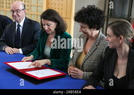 Agnes Buzyn, die französische Ministerin für Solidarität und Gesundheit, Frederique Vidal, die französische Ministerin für Hochschulen, Forschung und Innovation, Agnes Pannier-Runacher, die französische Ministerin für Wirtschaft und Finanzen und die Vorstandsvorsitzende des multinationalen Biotechnologieunternehmens bioMerieux, Jean-Luc Belingard beteiligt sich an der Unterzeichnung eines Vertrags für den Sektor « Gesundheitsindustrien und -Technologien » mit Vertretern verschiedener multinationaler Biotechnologie- und Pharmaunternehmen im Ministerium für Wirtschaft, Finanzen und Industrie (Ministere de l'Economie, des Finances et de l'Industrie), Stockfoto