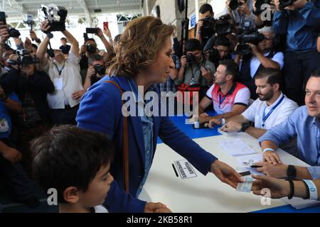 Die Präsidentschaftskandidatin Sandra Torres von der politischen Partei "Nationale Einheit der Hoffnung" (UNE) traf während der zweiten Wahlrunde in einem Wahllokal in Guatemala-Stadt ein. Guatemala, Guatemala-Stadt, 11. August 2019. (Foto von Aurora Samperio/NurPhoto) Stockfoto