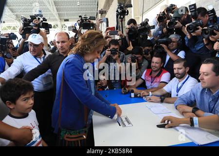 Präsidentschaftskandidatin Sandra Torres von der politischen Partei National Unity of Hope (UNE) stimmt während der zweiten Wahlrunde in Guatemala-Stadt, Guatemala, 11. August 2019 in einem Wahllokal ab (Foto: Aurora Samperio/NurPhoto) Stockfoto