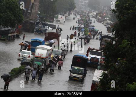 Am 04. September 2019 waten Menschen durch eine überflutete Straße während heftiger Regenfälle in Mumbai, Indien. Der Monsun in Indien dauert offiziell von Juni bis September. (Foto von Himanshu Bhatt/NurPhoto) Stockfoto