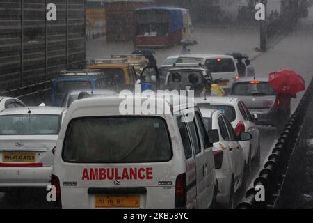 Bei starken Regenfällen in Mumbai, Indien, am 04. September 2019, ist ein Krankenwagen bei einem Stau festgefahren. Der Monsun in Indien dauert offiziell von Juni bis September. (Foto von Himanshu Bhatt/NurPhoto) Stockfoto