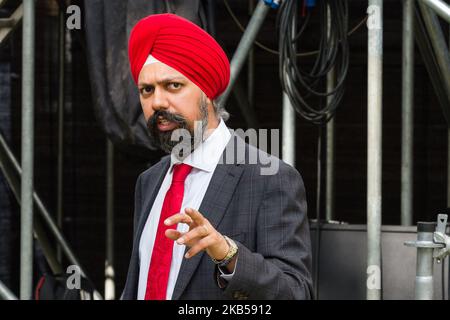 Der Labour-Abgeordnete Tanmanjeet Singh Dhesi sah sich am 04. September 2019 in London, England, vor dem Parlamentsgebäude. Die Regierung von Boris Johnson hat gestern eine entscheidende Abstimmung verloren, als die Abgeordneten dafür stimmten, die Kontrolle über die Agenda des Unterhauses zu übernehmen, um zu verhindern, dass das Vereinigte Königreich am 31. Oktober ohne eine Einigung aus der EU ausscheide. (Foto von Wiktor Szymanowicz/NurPhoto) Stockfoto