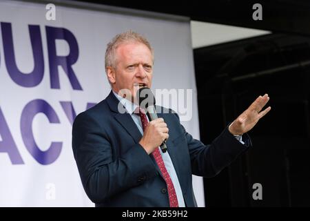 Der liberaldemokratische Abgeordnete Phillip Lee spricht mit Tausenden von pro-EU-Demonstranten, die zu einer parteiübergreifenden Kundgebung auf dem Parliament Square zusammengekommen sind, die von der People's Vote Campaign am 04. September 2019 in London, England, organisiert wurde. Protest gegen Boris Johnsons Brexit-Strategie, die den Austritt aus der EU am 31. Oktober 2019 mit oder ohne Austrittsabkommen beinhaltet. (Foto von Wiktor Szymanowicz/NurPhoto) Stockfoto