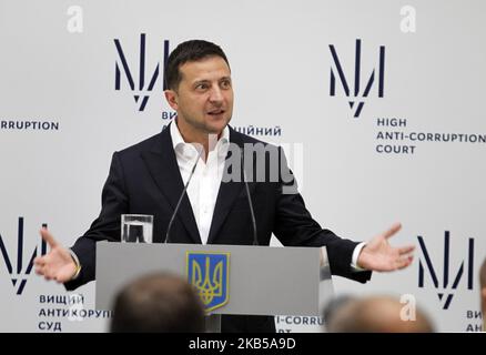 Der ukrainische Präsident Volodymyr Zelensky spricht am 05. September 2019 während einer Pressekonferenz, die dem Beginn der Arbeiten des Hohen Antikorruptionsgerichts der Ukraine in Kiew gewidmet ist. Das hohe Antikorruptionsgericht (HACC) hat am 5. September 2019 seine Arbeit in der Ukraine aufgenommen. Die Richterin Olena Tanasevych wurde während der geheimen Abstimmung auf einer Sitzung der Richter des HACC am 07. Mai 2019 zur Vorsitzenden des Hohen Antikorruptionsgerichts der Ukraine gewählt. Am 8. Juli 2019 legte der ukrainische Präsident Wolodymyr Zelenski dem Werchowna Rada-Gesetzentwurf Nr. 10426 vor, der darauf hindeutet, dass die hohe Anti-Co Stockfoto