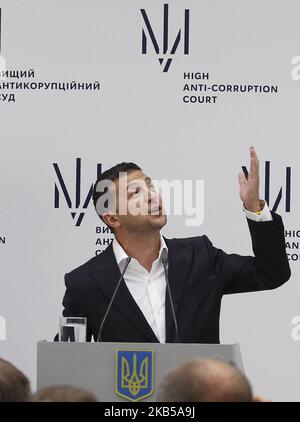 Der ukrainische Präsident Volodymyr Zelensky spricht am 05. September 2019 während einer Pressekonferenz, die dem Beginn der Arbeiten des Hohen Antikorruptionsgerichts der Ukraine in Kiew gewidmet ist. Das hohe Antikorruptionsgericht (HACC) hat am 5. September 2019 seine Arbeit in der Ukraine aufgenommen. Die Richterin Olena Tanasevych wurde während der geheimen Abstimmung auf einer Sitzung der Richter des HACC am 07. Mai 2019 zur Vorsitzenden des Hohen Antikorruptionsgerichts der Ukraine gewählt. Am 8. Juli 2019 legte der ukrainische Präsident Wolodymyr Zelenski dem Werchowna Rada-Gesetzentwurf Nr. 10426 vor, der darauf hindeutet, dass die hohe Anti-Co Stockfoto