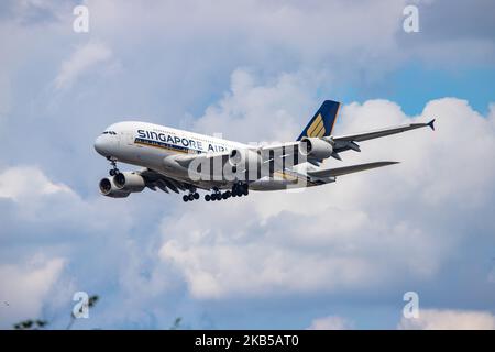 Singapore Airlines Airbus A380 Doppeldecker-Flugzeuge, die am 23. August 2019 während eines Sommertages mit Wolken auf dem LHR EGLL International Airport London Heathrow bei der endgültigen Landung im Anflug gesehen wurden. Das Großkörperflugzeug verfügt über 4x RR Trent 970 Düsentoiletten und die Zulassung 9V-SKP. Singapore Airlines SQ SIA ist die Fluggesellschaft der Flagge Singapurs und hat ihren Sitz am Changi Airport SIN WSSS und bietet tägliche Verbindungen in die britische Hauptstadt. 2018 wurde sie zur besten Fluggesellschaft der Welt gekürt und ist Mitglied der Luftfahrtallianz Star Alliance. (Foto von Nicolas Economou/NurPhoto) Stockfoto