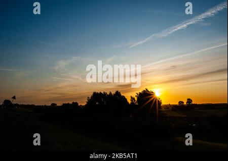 Blick auf einen wunderschönen Sonnenaufgang in Nijmegen, Niederlande, am 6. September 2019. Der Ooijpolder ist ein schönes Gebiet zum Wandern und Entspannen in der Nähe der Waalbrug-Brücke und umgeben vom Waal-Fluss. Das Gebiet liegt östlich der Stadt Nijmegen in der Provinz Gelderland. Es zeichnet sich durch eine weitläufige Landschaft mit kleinen Dörfern, Bauernhöfen und schöner Natur aus. (Foto von Romy Arroyo Fernandez/NurPhoto) Stockfoto