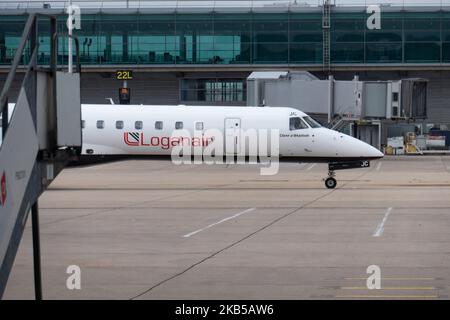 Die Flugzeuge des Typs Loganair Embraer ERJ-145 rollten am 1.. August 2019 auf dem internationalen Flughafen London Stansted, STN EGSS in England, Großbritannien. Das regionale Düsenflugzeug hat die Registrierung G-SAJC und fliegt seit Juni 2000 nach British Midland, dann bmi Regional bis Dezember 2018. Die Fluggesellschaft LM LOG von Loganair Scotland hat einen Stützpunkt in Glasgow. Die Fluggesellschaft verbindet die britische Hauptstadt mit Derry und Dundee. (Foto von Nicolas Economou/NurPhoto) Stockfoto