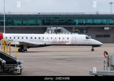 Die Flugzeuge des Typs Loganair Embraer ERJ-145 rollten am 1.. August 2019 auf dem internationalen Flughafen London Stansted, STN EGSS in England, Großbritannien. Das regionale Düsenflugzeug hat die Registrierung G-SAJC und fliegt seit Juni 2000 nach British Midland, dann bmi Regional bis Dezember 2018. Die Fluggesellschaft LM LOG von Loganair Scotland hat einen Stützpunkt in Glasgow. Die Fluggesellschaft verbindet die britische Hauptstadt mit Derry und Dundee. (Foto von Nicolas Economou/NurPhoto) Stockfoto