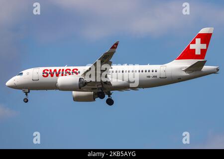 Swiss Airlines Bombardier BD-500 CSeries CS100 oder Airbus A220-100 wie bei der endgültigen Landung auf dem internationalen Flughafen London Heathrow LHR EGLL in England, Großbritannien, während eines bewölkten Sommertages gesehen. Das moderne Flugzeug hat die Zulassung HB-JBB, 2x Pratt & Whitney PW1524G Jet-Triebwerke und den Namen Canton de Genève. Swiss International Air Lines LX SWR ist die Schweizer Flaggengesellschaft, die sich im Besitz der Lufthansa Group befindet und Mitglied der Star Alliance Aviation Group ist. Die Fluggesellschaft war der weltweit einführende Kunde von Canadian Bombardier CS100/CS300, jetzt A220, die sowohl als regionale als auch als Mittelstreckenflüge durchgeführt wurden Stockfoto