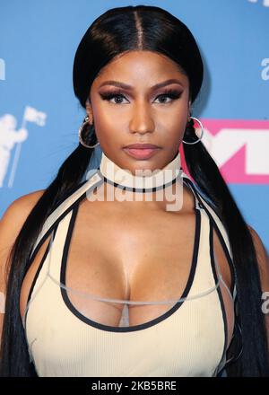 (DATEI) Nicki Minaj gibt den Ruhestand auf Twitter bekannt. MANHATTAN, NEW YORK CITY, NY, USA - 20. AUGUST: Rapper Nicki Minaj in einem Off-White-Kleid posiert hinter der Bühne bei den MTV Video Music Awards 2018, die am 20. August 2018 in der Radio City Music Hall in Manhattan, New York City, New York, USA, abgehalten wurden. (Foto von Xavier Collin/Image Press Agency/NurPhoto) Stockfoto