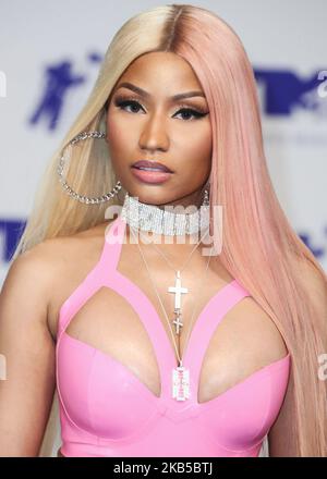 (DATEI) Nicki Minaj gibt den Ruhestand auf Twitter bekannt. INGLEWOOD, LOS ANGELES, CA, USA - 27. AUGUST: Rapper Nicki Minaj mit pinkem Vex-Latex-Body kommt bei den MTV Video Music Awards 2017 an, die am 27. August 2017 im Forum in Inglewood, Los Angeles, Kalifornien, USA, abgehalten wurden. (Foto von Xavier Collin/Image Press Agency/NurPhoto) Stockfoto