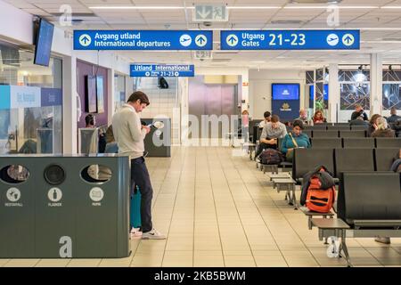Abflughalle und Abflugbereich für internationale und nationale Flüge nach dem Check-in mit blauen Pfeilen im Terminal des internationalen Flughafens von Alesund AES ENAL, Vigra, der am 2. September 2019 die Stadt Alesund in der Grafschaft More Og Romsdal auf der Insel Vigra in der Gemeinde Giske, Norwegen, bedient. Der Flughafen bietet inländische und internationale Linien- und Saisonflüge oder Charterflüge für Sommerferien zum südlichen Ziel an. (Foto von Nicolas Economou/NurPhoto) Stockfoto