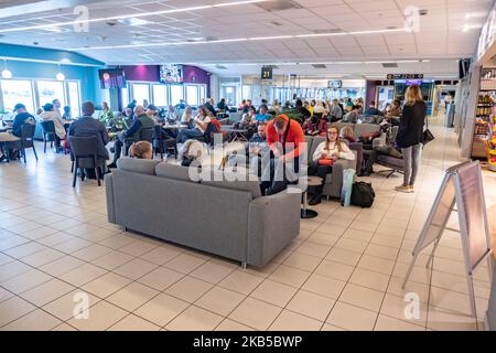 Abflughalle und Abflugbereich für internationale und nationale Flüge nach dem Check-in mit blauen Pfeilen im Terminal des internationalen Flughafens von Alesund AES ENAL, Vigra, der am 2. September 2019 die Stadt Alesund in der Grafschaft More Og Romsdal auf der Insel Vigra in der Gemeinde Giske, Norwegen, bedient. Der Flughafen bietet inländische und internationale Linien- und Saisonflüge oder Charterflüge für Sommerferien zum südlichen Ziel an. (Foto von Nicolas Economou/NurPhoto) Stockfoto