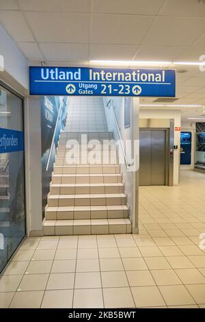 Abflughalle und Abflugbereich für internationale und nationale Flüge nach dem Check-in mit blauen Pfeilen im Terminal des internationalen Flughafens von Alesund AES ENAL, Vigra, der am 2. September 2019 die Stadt Alesund in der Grafschaft More Og Romsdal auf der Insel Vigra in der Gemeinde Giske, Norwegen, bedient. Der Flughafen bietet inländische und internationale Linien- und Saisonflüge oder Charterflüge für Sommerferien zum südlichen Ziel an. (Foto von Nicolas Economou/NurPhoto) Stockfoto