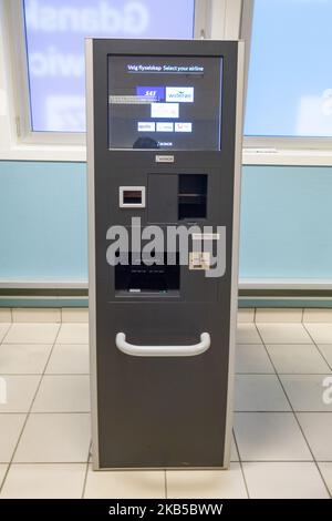 Check-in-Automaten in der Abflughalle, Terminal des internationalen Flughafens von Alesund AES ENAL, Vigra, der die Stadt Alesund im Bezirk More Og Romsdal am 2. September 2019 auf der Insel Vigra in der Gemeinde Giske, Norwegen, bedient. Der Flughafen bietet inländische und internationale Linien- und Saisonflüge oder Charterflüge für Sommerferien zum südlichen Ziel an. (Foto von Nicolas Economou/NurPhoto) Stockfoto