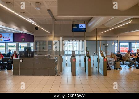 Deptrure-Gates und Selbstticket-Check mit Schildern und Abschirmung in der Abflughalle im Terminal des internationalen Flughafens von Alesund AES ENAL, Vigra, der am 2. September 2019 die Stadt Alesund im Bezirk More Og Romsdal auf der Insel Vigra in der Gemeinde Giske, Norwegen, bedient. Der Flughafen bietet inländische und internationale Linien- und Saisonflüge oder Charterflüge für Sommerferien zum südlichen Ziel an. (Foto von Nicolas Economou/NurPhoto) Stockfoto
