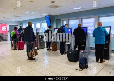 Check-in-Automaten in der Abflughalle, Terminal des internationalen Flughafens von Alesund AES ENAL, Vigra, der die Stadt Alesund im Bezirk More Og Romsdal am 2. September 2019 auf der Insel Vigra in der Gemeinde Giske, Norwegen, bedient. Der Flughafen bietet inländische und internationale Linien- und Saisonflüge oder Charterflüge für Sommerferien zum südlichen Ziel an. (Foto von Nicolas Economou/NurPhoto) Stockfoto