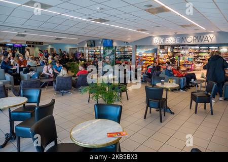 TAX FREE NORWAY Shop, ein Duty Free Shop an der Abflughalle im Terminal des internationalen Flughafens Alesund AES ENAL, Vigra, der am 2. September 2019 die Stadt Alesund in der Grafschaft More OG Romsdal auf der Insel Vigra in der Gemeinde Giske, Norwegen, bedient. Der Flughafen bietet inländische und internationale Linien- und Saisonflüge oder Charterflüge für Sommerferien zum südlichen Ziel an. (Foto von Nicolas Economou/NurPhoto) Stockfoto