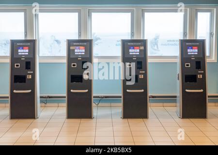Check-in-Automaten in der Abflughalle, Terminal des internationalen Flughafens von Alesund AES ENAL, Vigra, der die Stadt Alesund im Bezirk More Og Romsdal am 2. September 2019 auf der Insel Vigra in der Gemeinde Giske, Norwegen, bedient. Der Flughafen bietet inländische und internationale Linien- und Saisonflüge oder Charterflüge für Sommerferien zum südlichen Ziel an. (Foto von Nicolas Economou/NurPhoto) Stockfoto