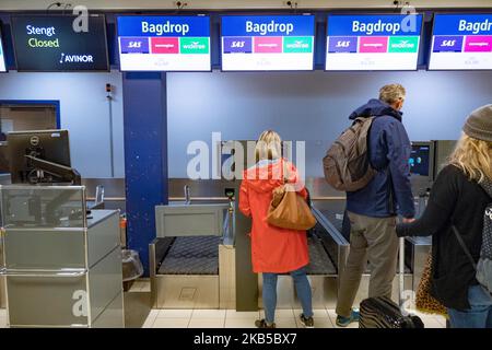 Selbstaushängetasche in der Abflughalle. Im Terminal des internationalen Flughafens von Alesund AES ENAL, Vigra, der am 2. September 2019 die Stadt Alesund im Bezirk More Og Romsdal auf der Insel Vigra in der Gemeinde Giske, Norwegen, bedient. Der Flughafen bietet inländische und internationale Linien- und Saisonflüge oder Charterflüge für Sommerferien zum südlichen Ziel an. (Foto von Nicolas Economou/NurPhoto) Stockfoto