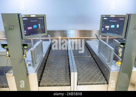 Selbstaushängetasche in der Abflughalle. Im Terminal des internationalen Flughafens von Alesund AES ENAL, Vigra, der am 2. September 2019 die Stadt Alesund im Bezirk More Og Romsdal auf der Insel Vigra in der Gemeinde Giske, Norwegen, bedient. Der Flughafen bietet inländische und internationale Linien- und Saisonflüge oder Charterflüge für Sommerferien zum südlichen Ziel an. (Foto von Nicolas Economou/NurPhoto) Stockfoto